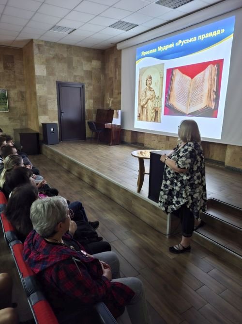 Участь у заходах в музеї м. Камянського: «Історичний екскурс з історії Конституційної думки в Україні» і «Мововбивство – складова рашизму» Участь у заходах в музеї м. Камянського: «Історичний екскурс з історії Конституційної думки в Україні» і «Мововбивство – складова рашизму»